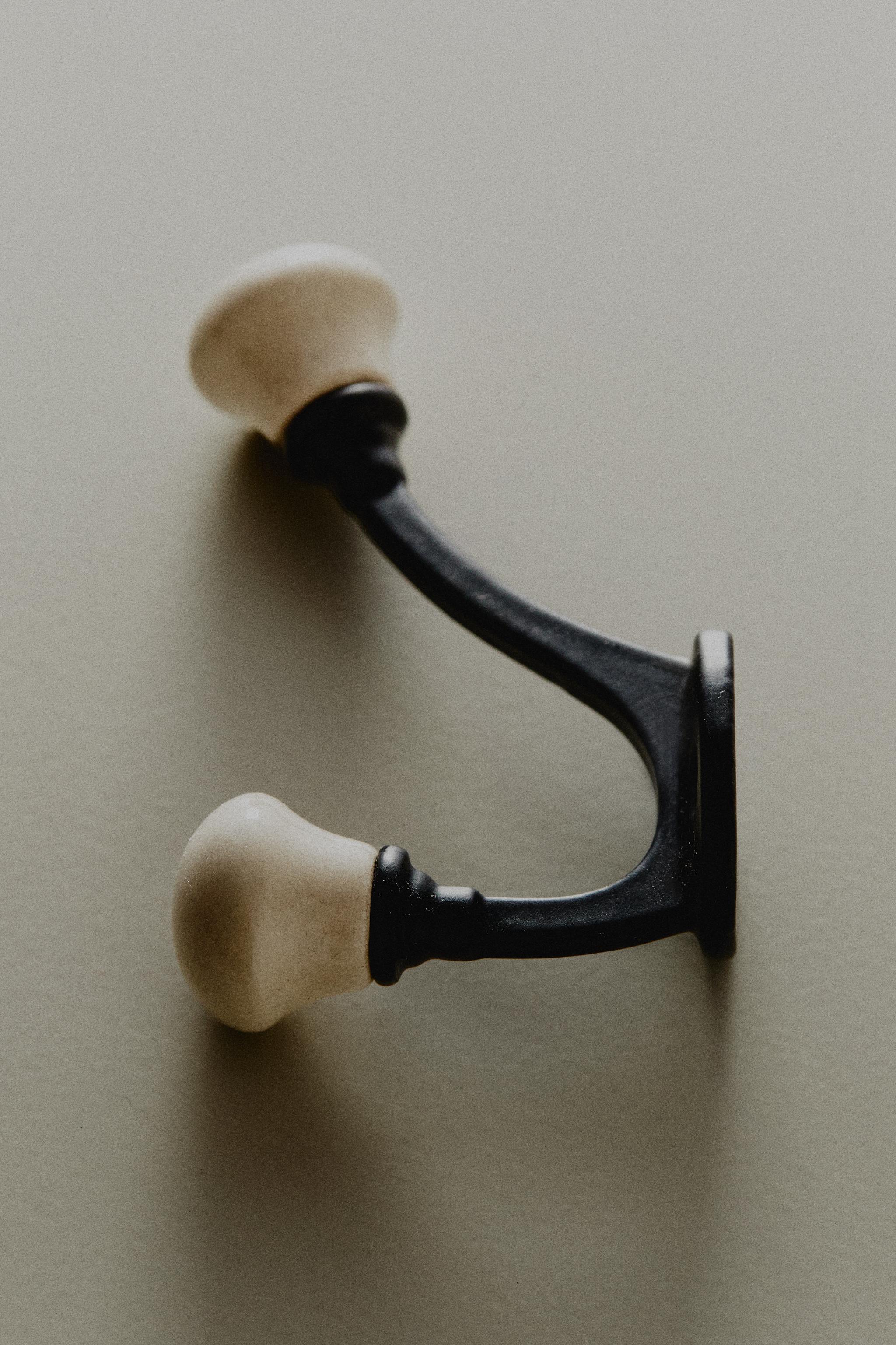 CERAMIC HOOK